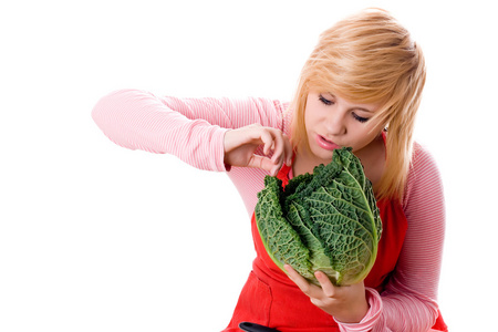 带着新鲜野菜的女人