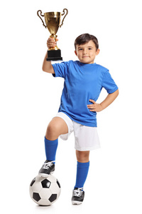 小男孩与足球和金色的奖杯