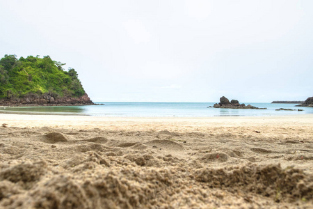 在沙滩在海洋海岸边，夏天风景关门