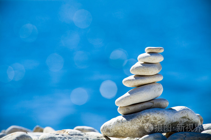 蓝色大海上堆积着石头