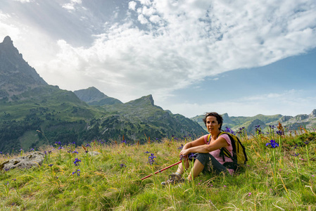 徒步旅行者女人在山上休息