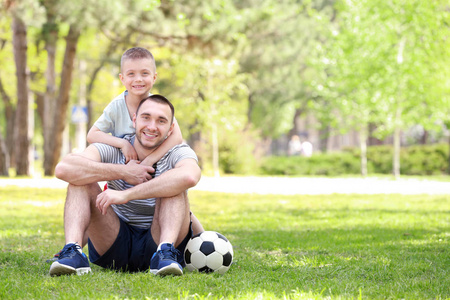 父亲和儿子一起足球球