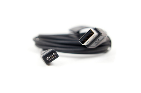 USB到微型USB电缆隔离白色背景
