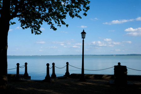 巴拉顿湖在 Balatonfured 与公园的剪影