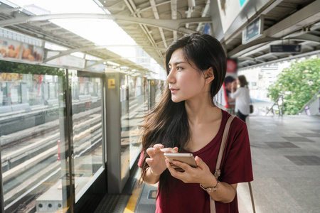 亚洲女乘客使用智能手机