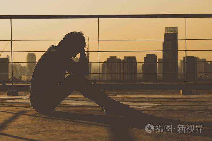 失落的人在屋顶上