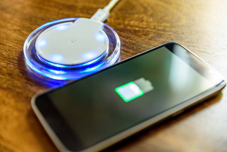 充电智能手机图片