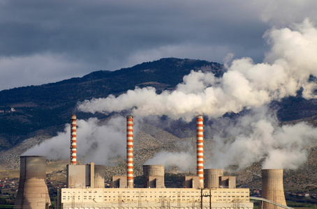 烟囱 chimney的名词复数  烟筒 岩石间可供攀登的狭孔 狭缝