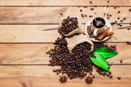 咖啡豆在木制背景