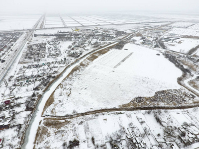 冬季从村庄的鸟瞰图。街道上覆盖着白雪