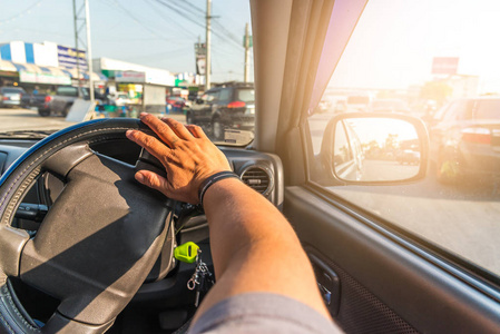 男子开车年轻男子开车回家照片