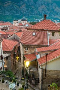 在欧洲,老式房子与平铺视图中红色琉璃瓦屋顶屋顶在古老小镇旧镇塔林