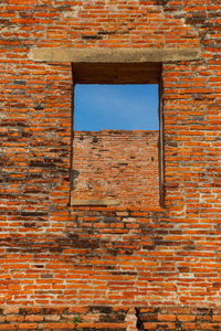 泰国大城府古寺砖墙上的窗框