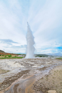 Strokkur 间歇泉的喷发