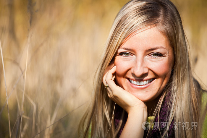 白种人年轻的成年金发女子户外秋季