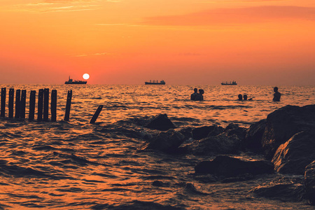 黑海的美丽日落。金海上日落。波季，格鲁吉亚