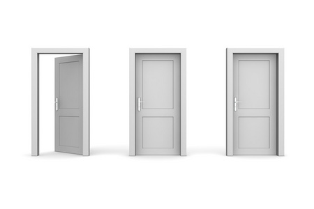 三扇灰色的门,两扇关上,左一扇打开照片