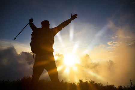 站在山顶看日出的人照片