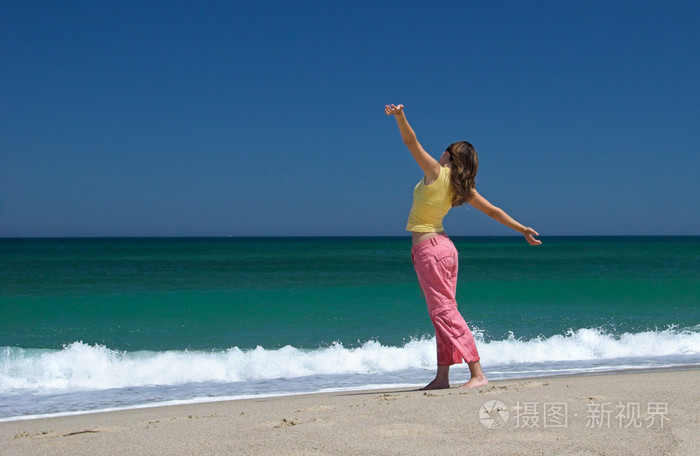 美丽的女人在海滩上摆姿势