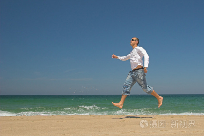 男人在海边的图片图片