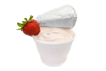 白色背景塑料容器中的水果酸奶图片