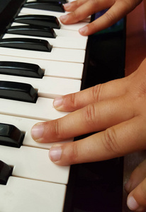 小女孩弹钢琴的手图片