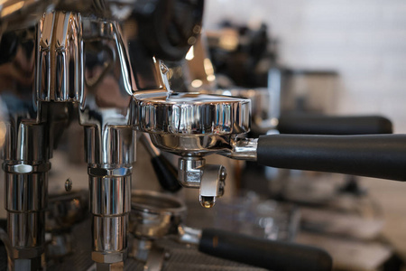 酿造新鲜咖啡在咖啡馆里的咖啡壶机