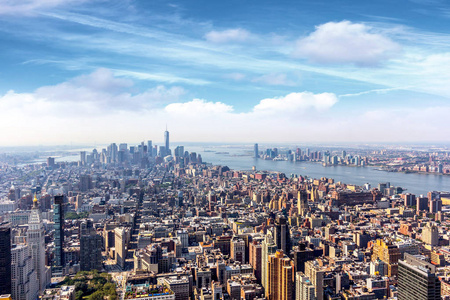 曼哈顿天空下的城市与云彩, 纽约市, 美国