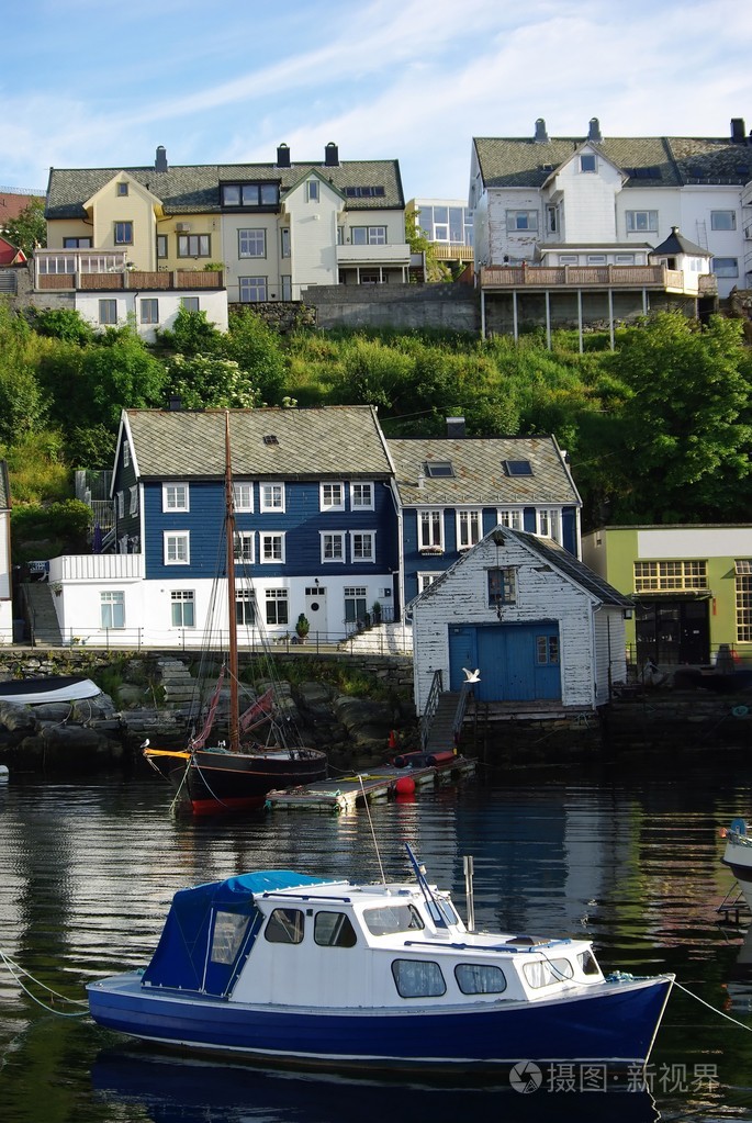 船和游艇停泊在海边的房子前面