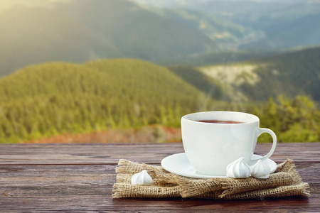 茶山景观与阳光在桌子上的杯子