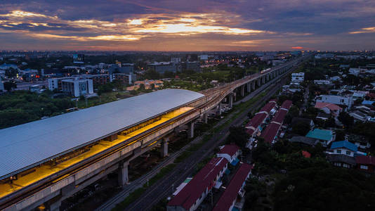 在泰国，暮光之城时间天空火车站地铁