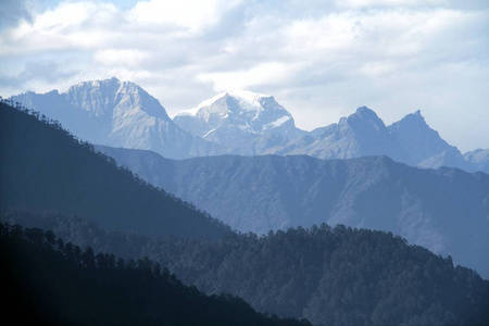 早上山风景与山峰覆盖层