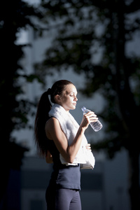 运动妇女慢跑后饮水