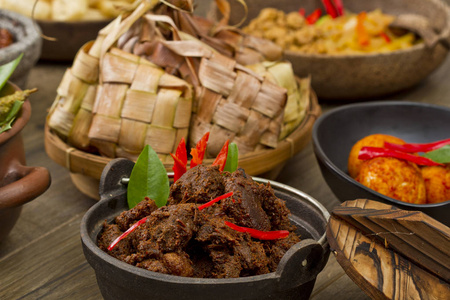牛肉,即巴东印尼食品照片