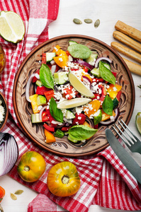 健康食谱：沙拉菜西红柿与罗勒叶的燃烧脂肪料理