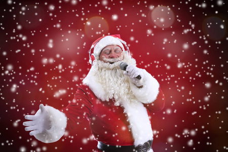 圣诞老人在色彩背景上唱歌。圣诞节和新年音乐