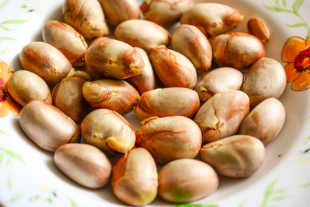 菠萝蜜在盘子里的种子照片