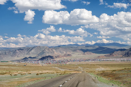 空的沥青路面在蒙古与蒙古镇巴彦乌列盖
