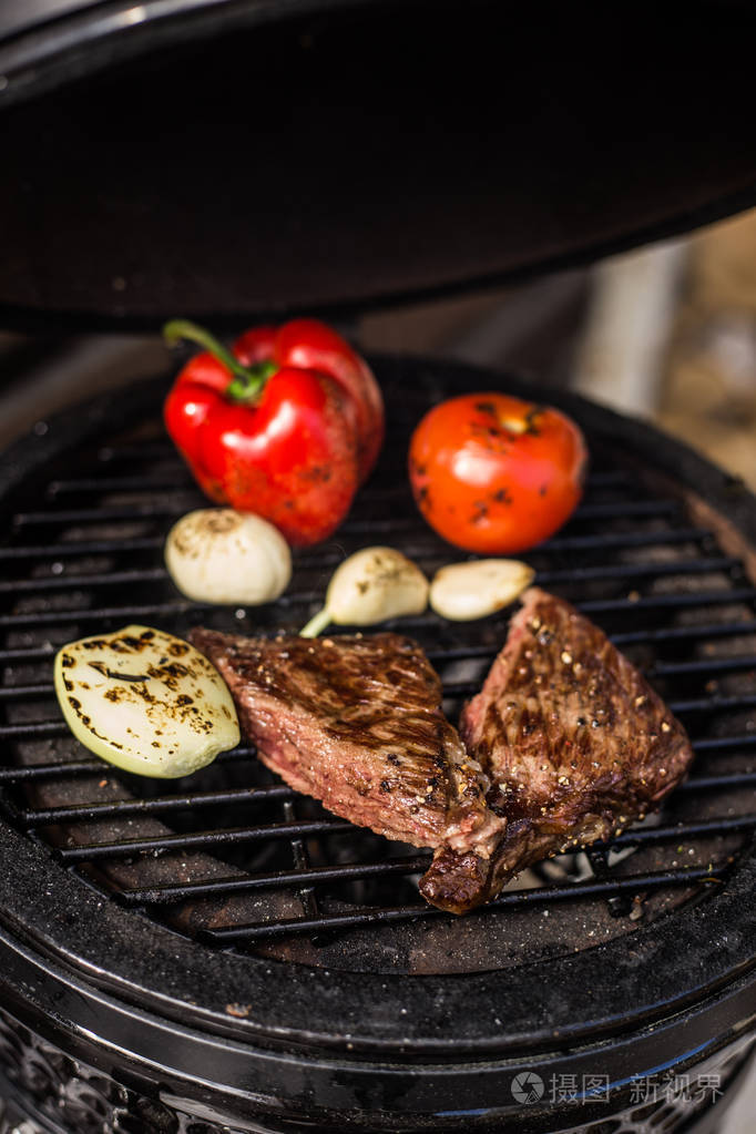 神户牛肉牛排配蔬菜热的烤架上.烧烤.餐厅