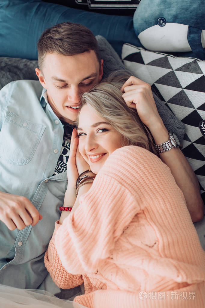 幸福的小两口玩得开心