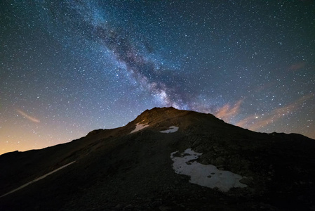 银河和满天星斗的天空，在对意大利的阿尔卑斯山，都灵省夏季捕获在高海拔的多彩发光核心