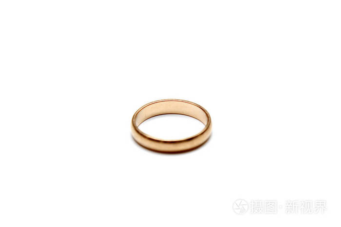 在白色背景上的金结婚戒指。