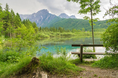 在奥地利的 Almsee 在一片湖光山色