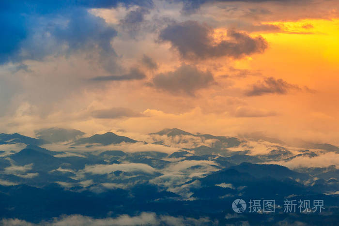 日落场面与雾和山