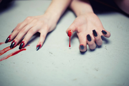 在雨中痛苦的女人在流血流泪黄色连衣裙的女孩特写亚洲儿童哭着流泪