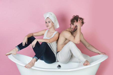 热恋中的男人和女人在浴缸上的情侣