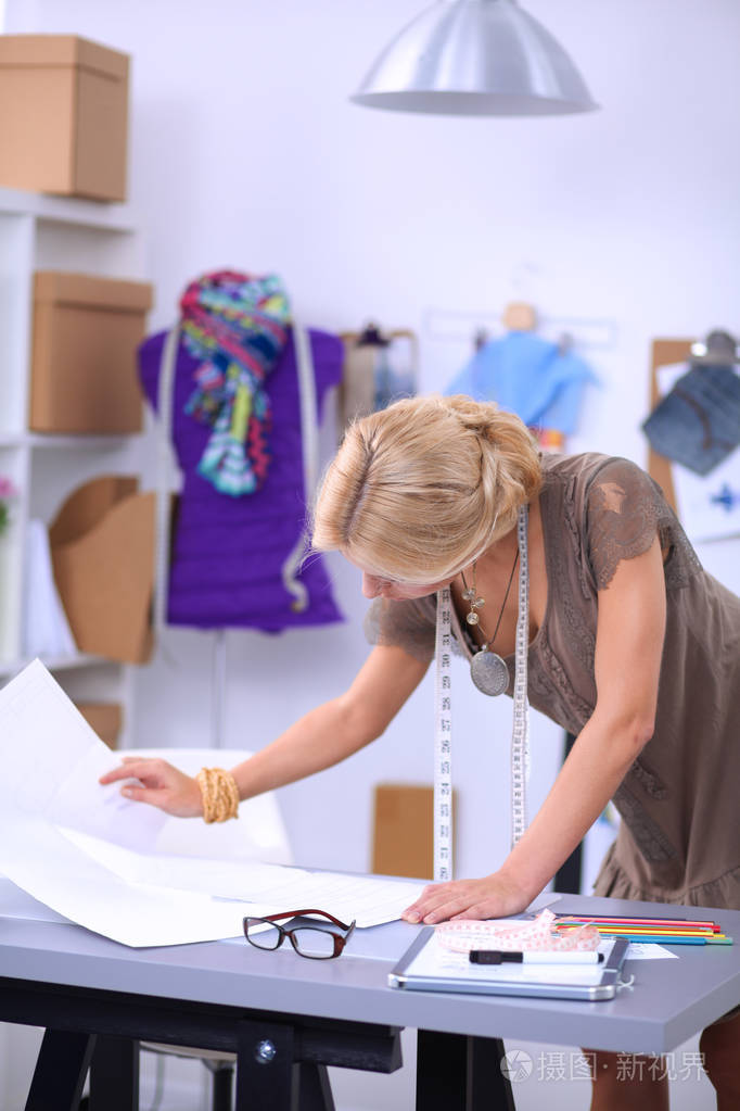 年轻的时装设计师,在工作室工作