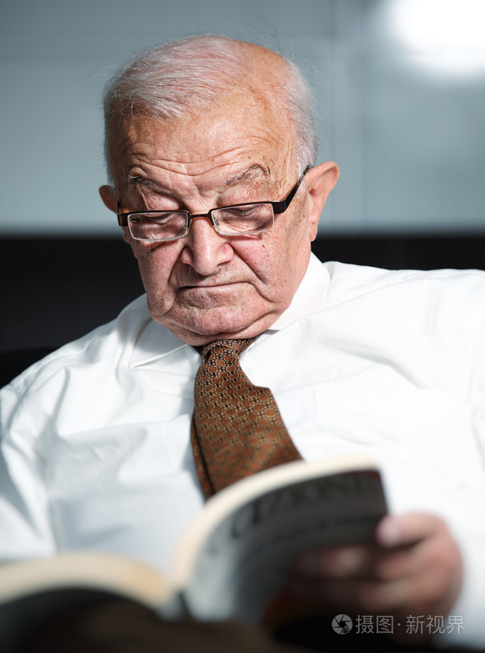 老人在看书