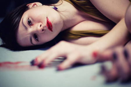 流泪女在流血流泪黄色连衣裙的女孩照片