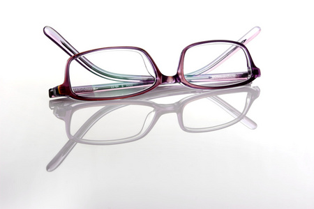 眼镜 双筒望远镜 玻璃 glass的名词复数  玻璃杯 玻璃器皿 眼镜